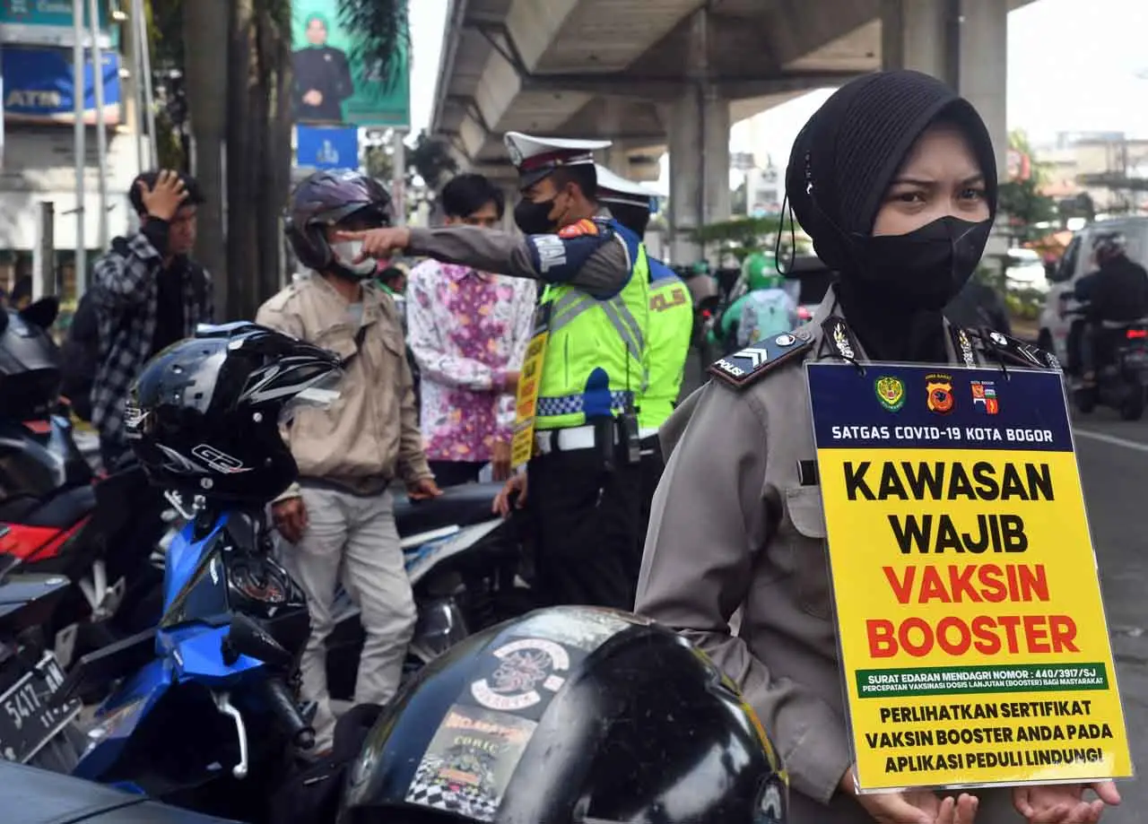 Polisi Gelar Razia Vaksinasi...