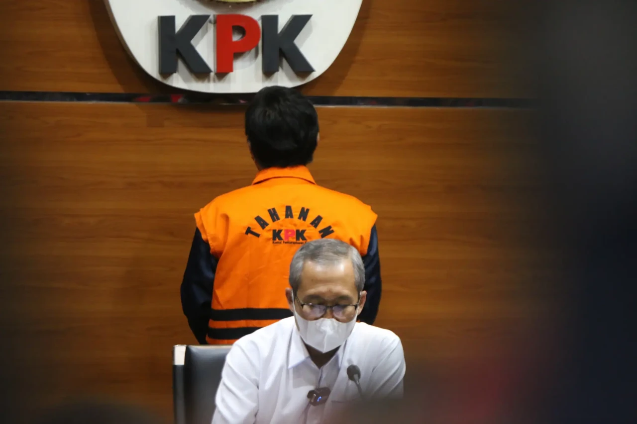 Diborgol dan Pakai Rompi...