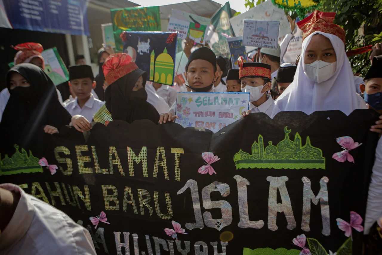 Kemeriahan Pawai Sambut...