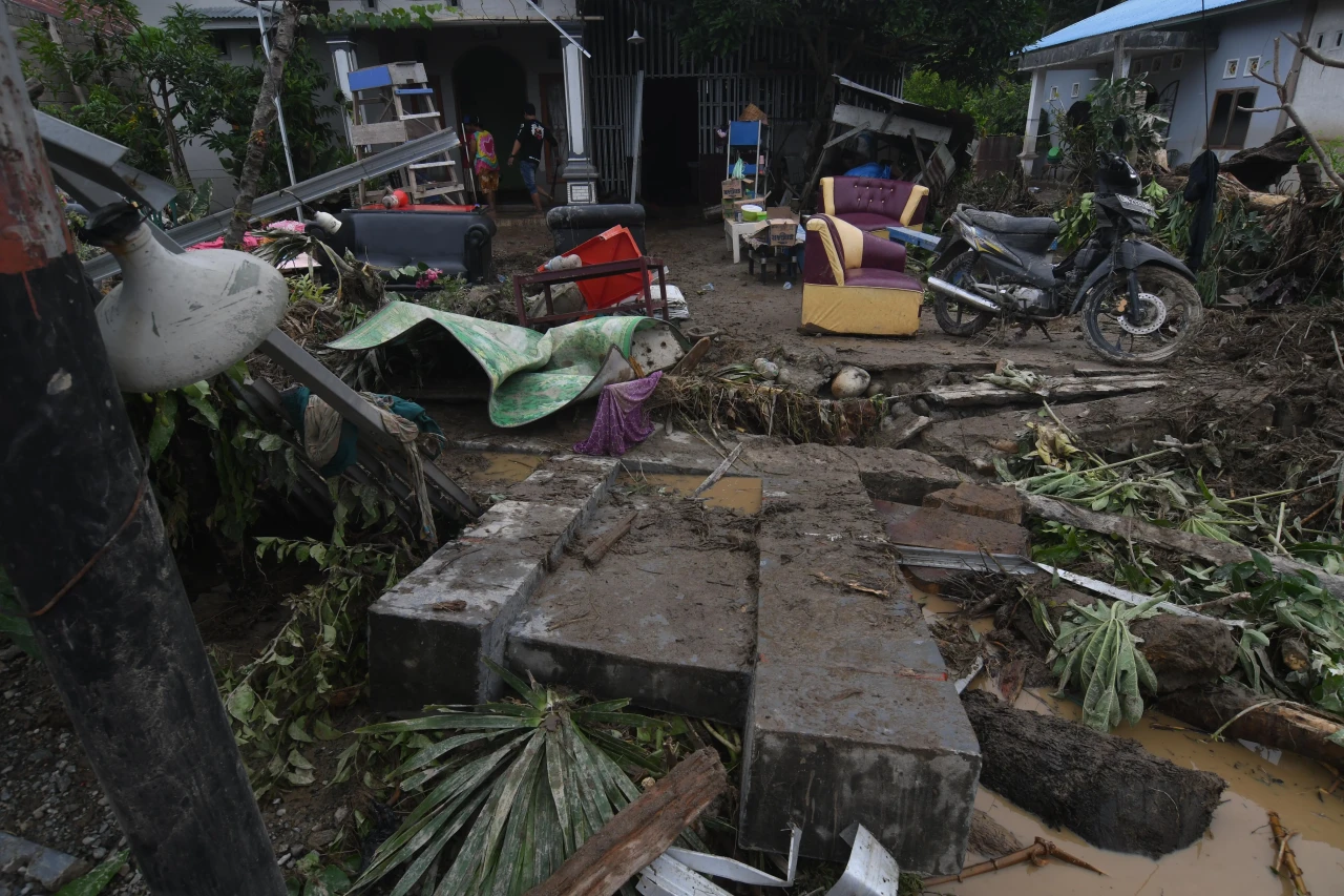 Banjir Bandang Terjang...
