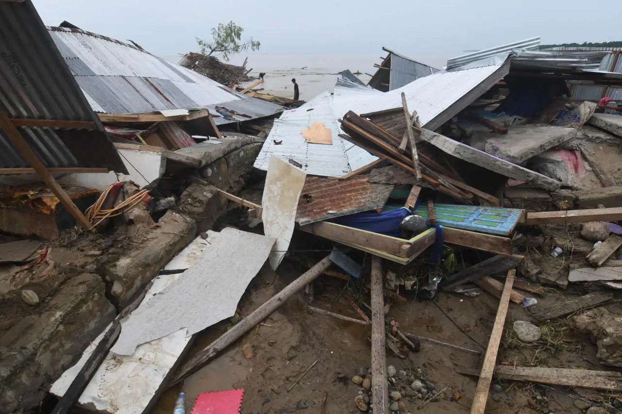 Banjir Bandang Terjang...