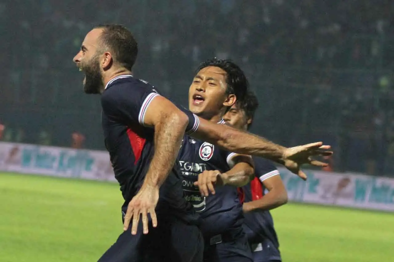 Arema FC Kalahkan PSIS...