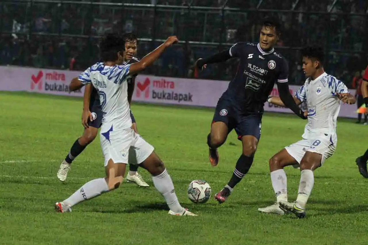 Arema FC Kalahkan PSIS...