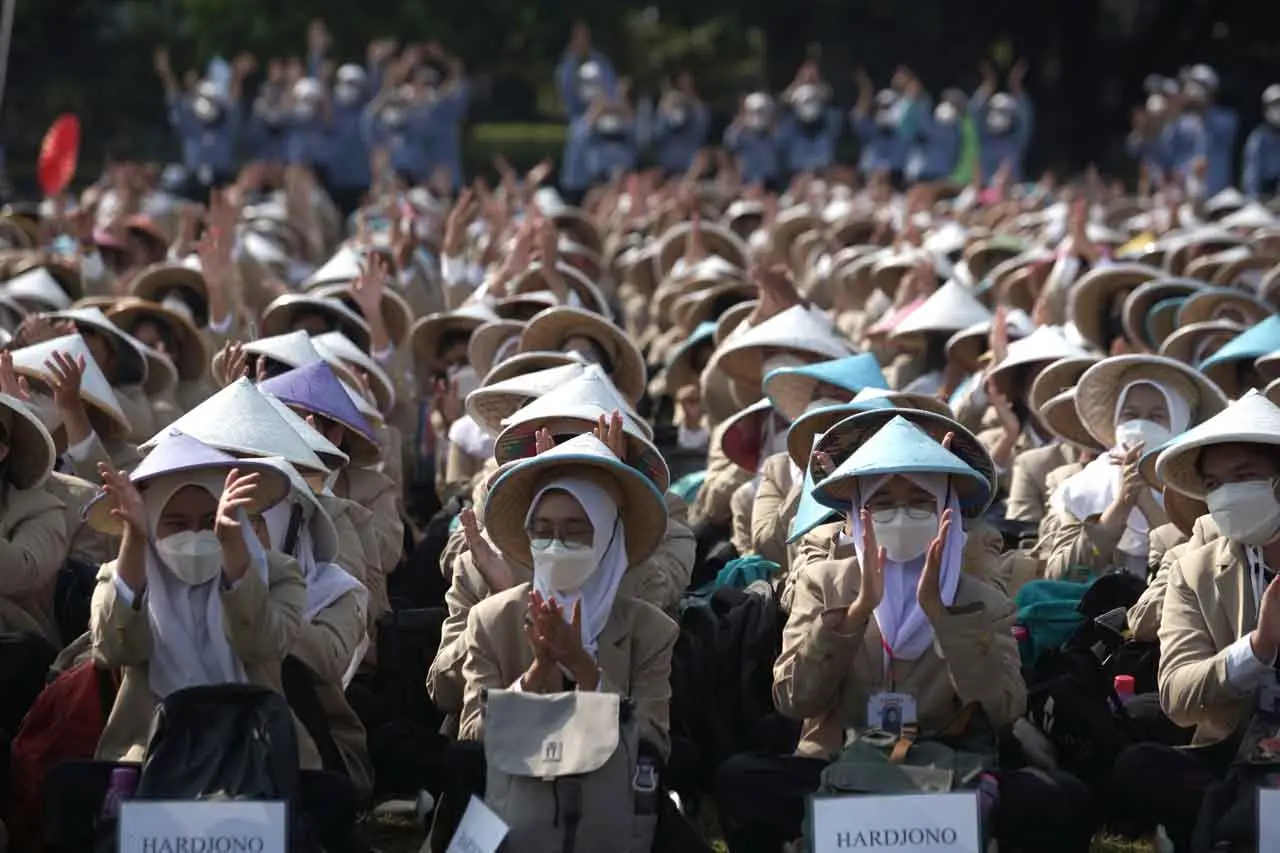 9.833 Mahasiswa Baru...
