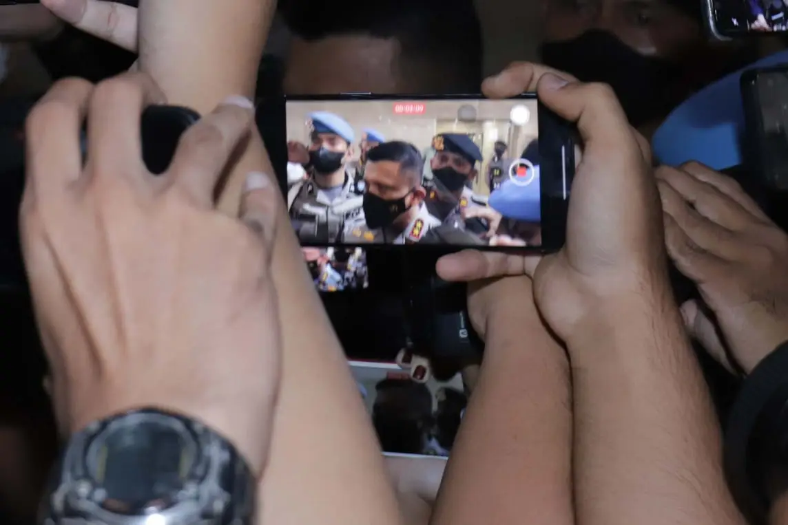 Berseragam Polisi, Irjen...