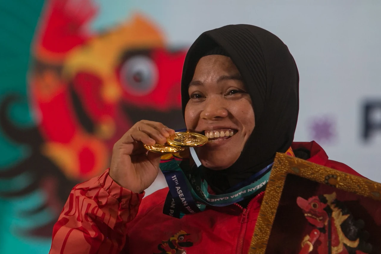 Angkat Berat Putri Indonesia...
