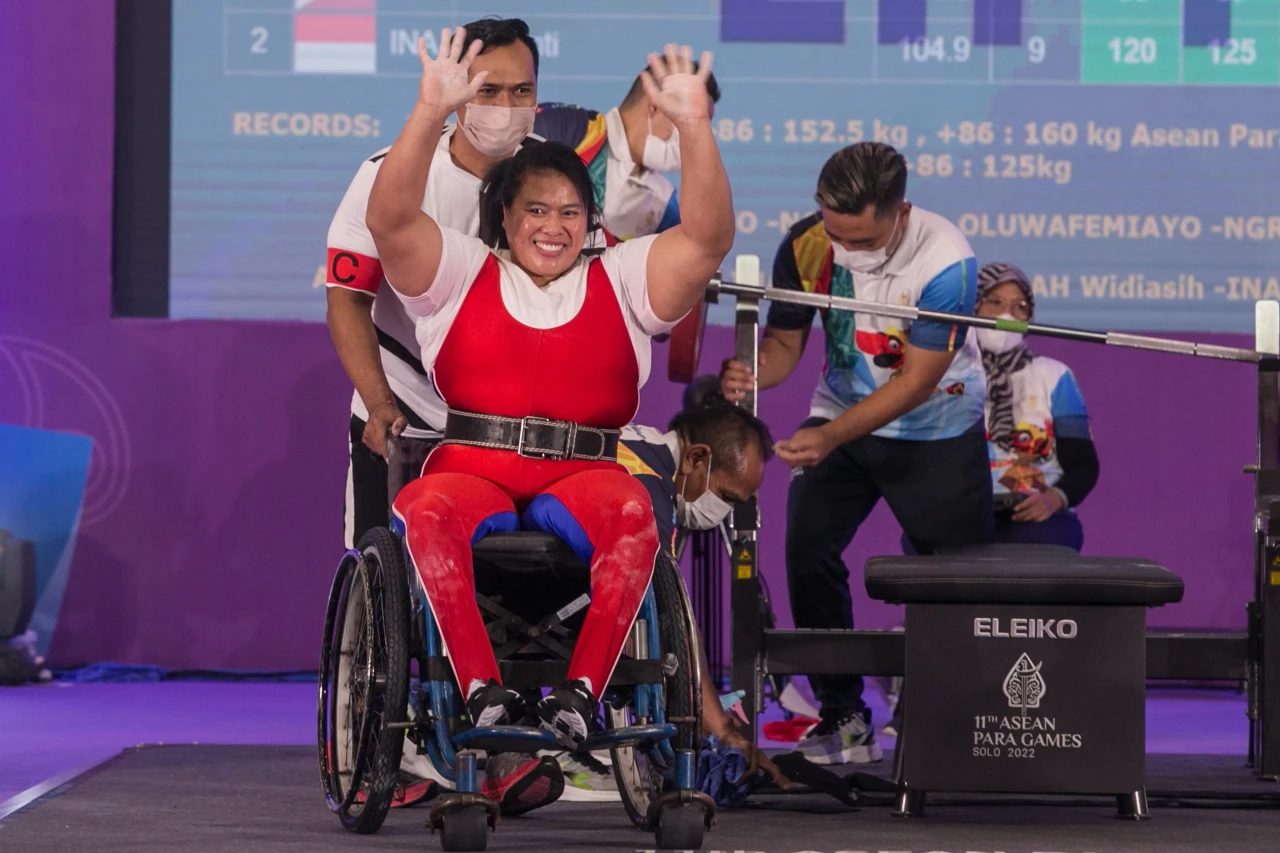 Angkat Berat Putri Indonesia...