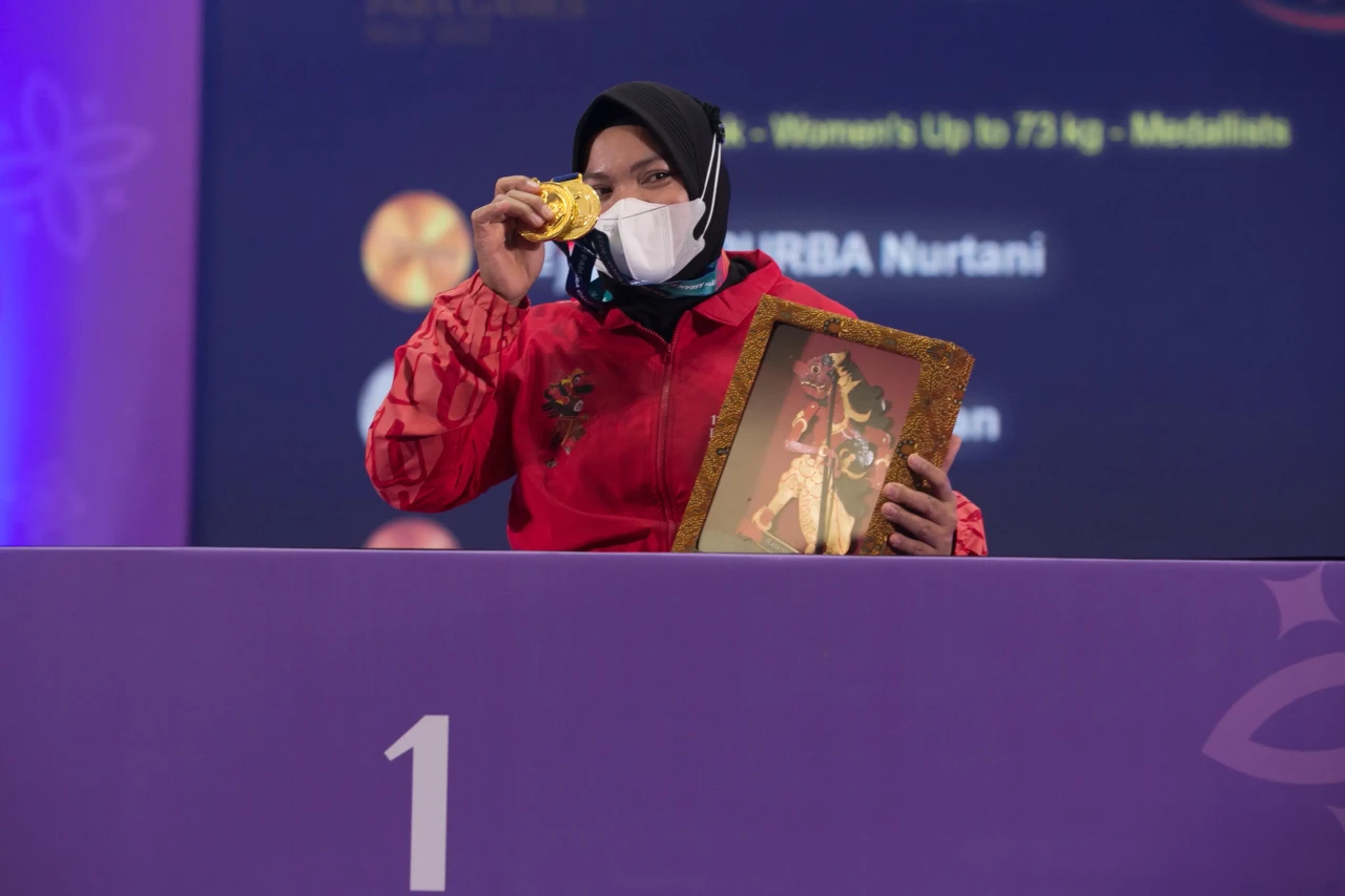 Angkat Berat Putri Indonesia...