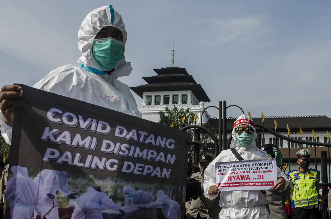 Tuntut Diangkat Jadi...
