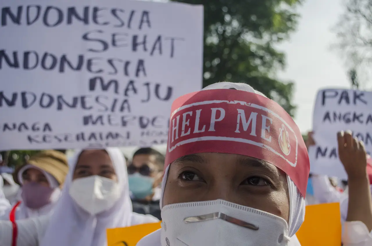 Tuntut Diangkat Jadi...