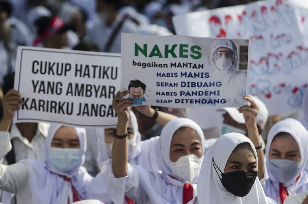 Tuntut Diangkat Jadi...