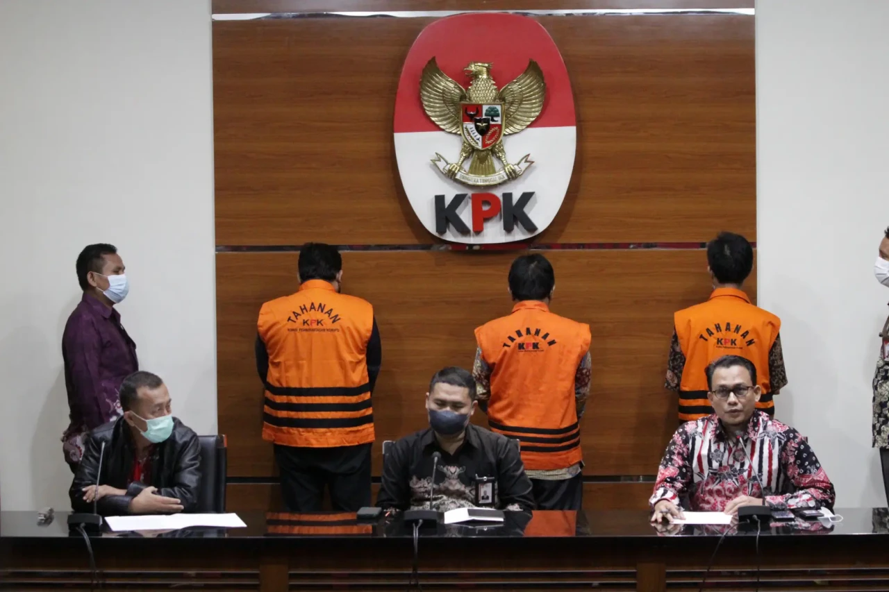 KPK Tahan 3 Tersangka...