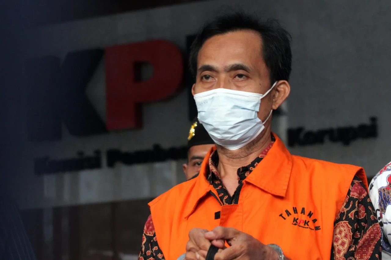 KPK Tahan 3 Tersangka...