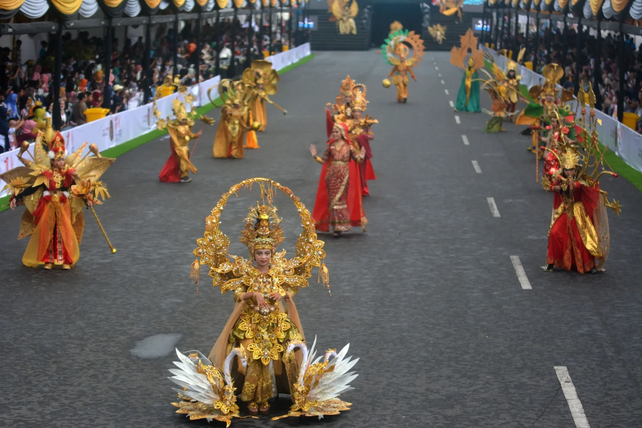 Parade Busana World...