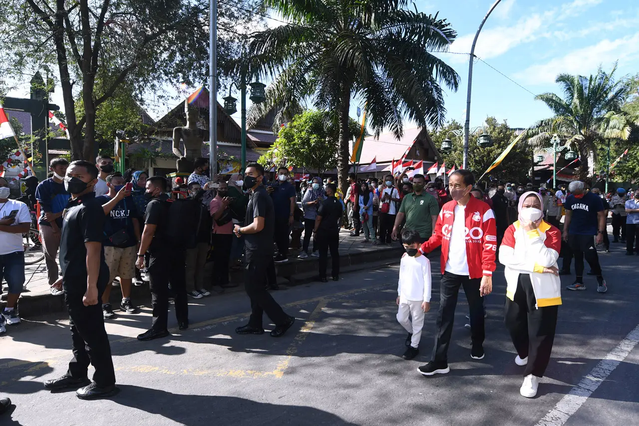 Jokowi Bersantai di...