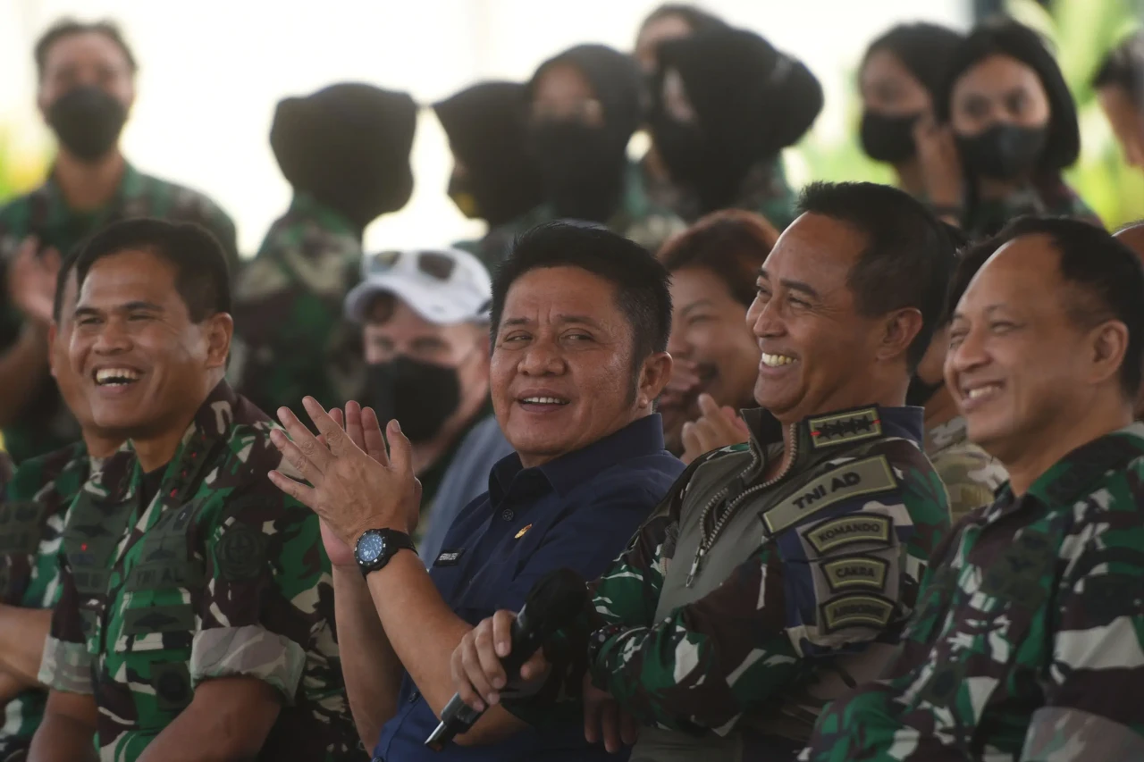 Latihan Militer Bersama...