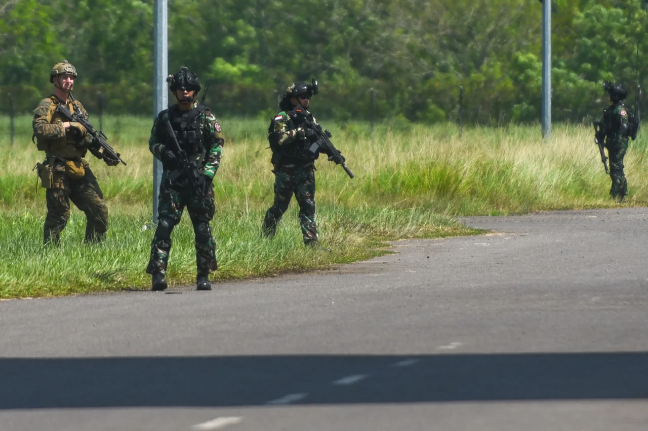 Latihan Militer Bersama...
