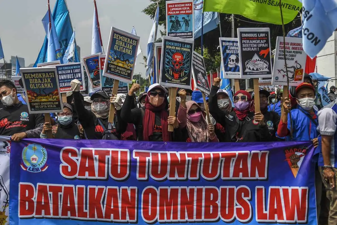 Tolak RUU Omnibus Law,...