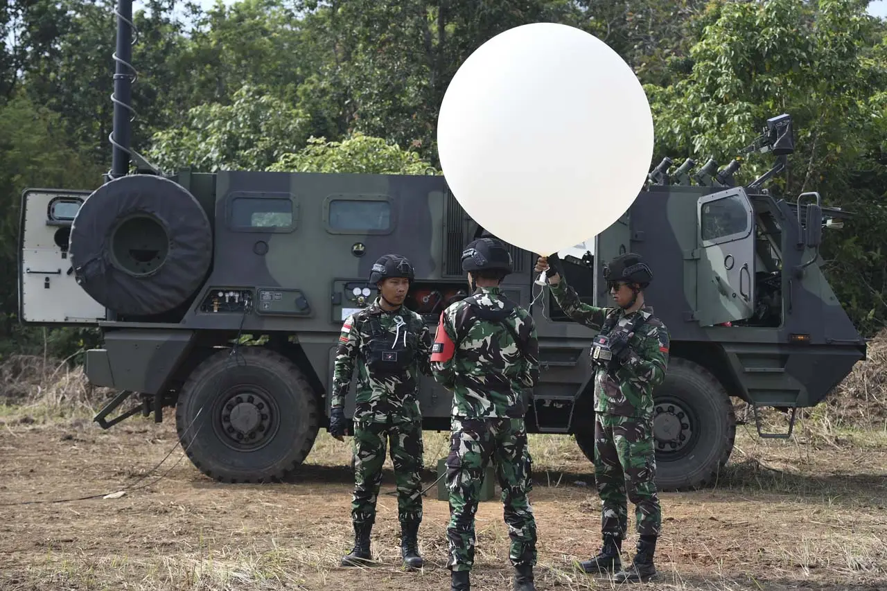 Latihan Penembakan Roket...