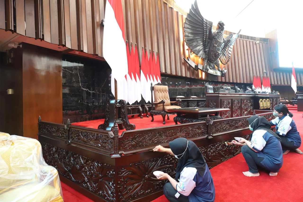 Bersih-bersih Gedung...