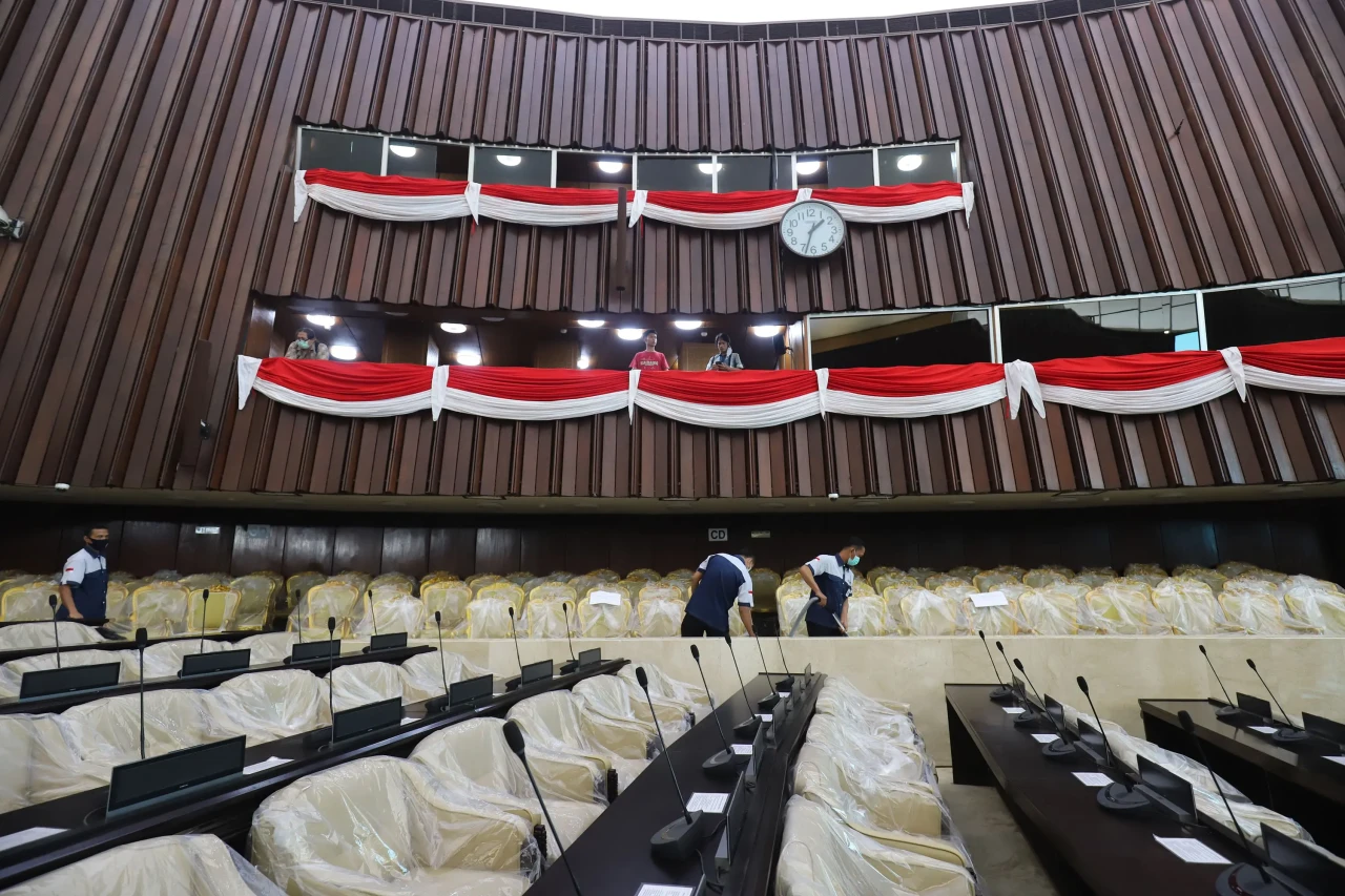 Bersih-bersih Gedung...