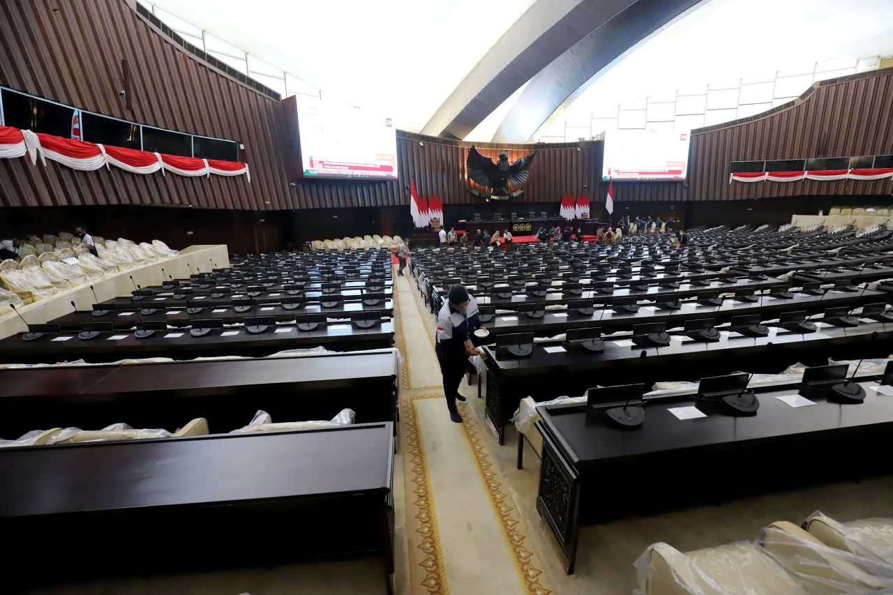Bersih-bersih Gedung...