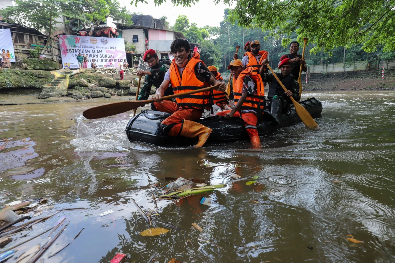 Keseruan Lomba Membersihkan...