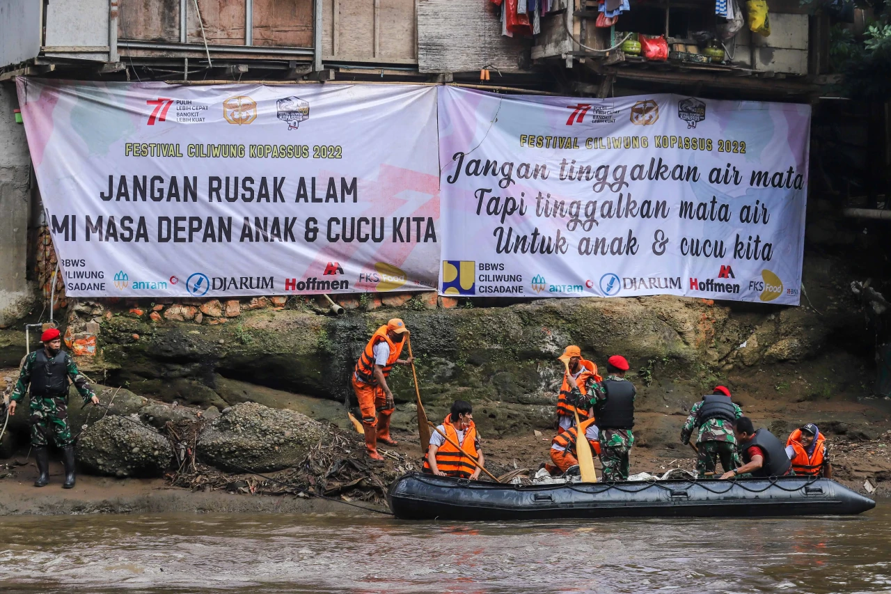 Keseruan Lomba Membersihkan...