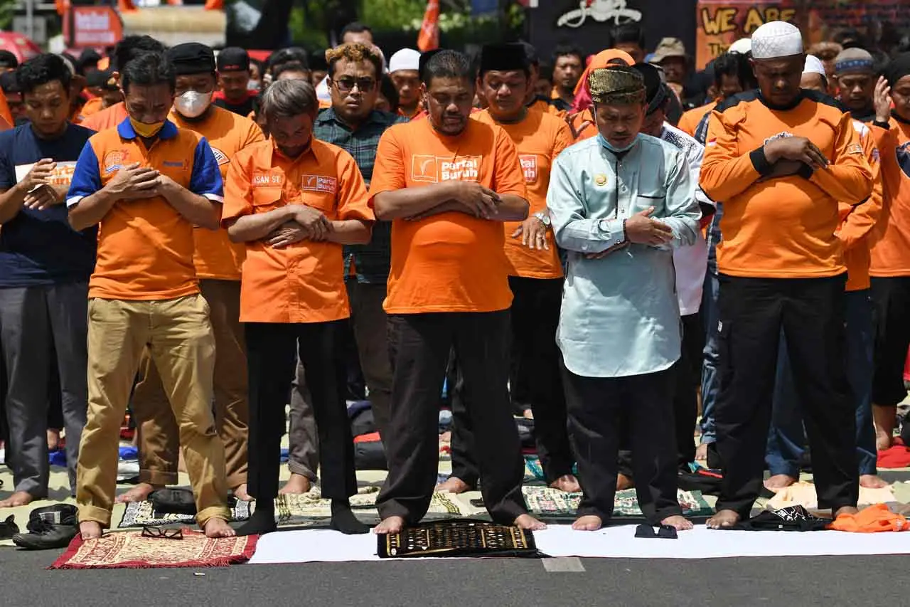 Massa Partai Buruh Salat...