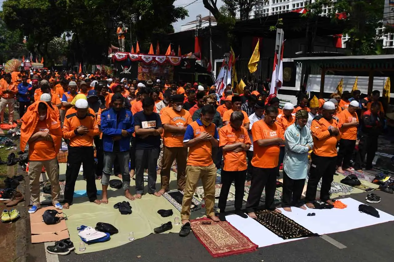 Massa Partai Buruh Salat...