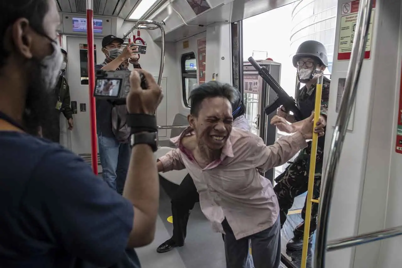 Teror Zombie di LRT...