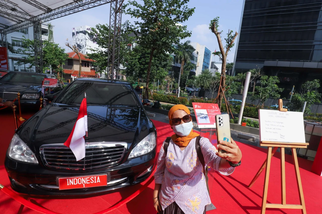 Melihat Pameran Arsip...
