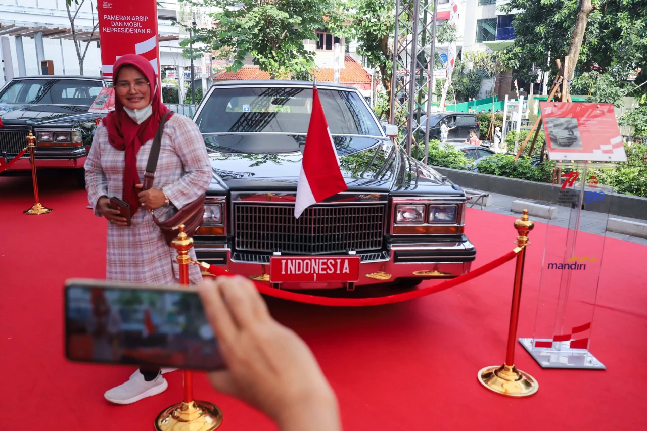 Melihat Pameran Arsip...