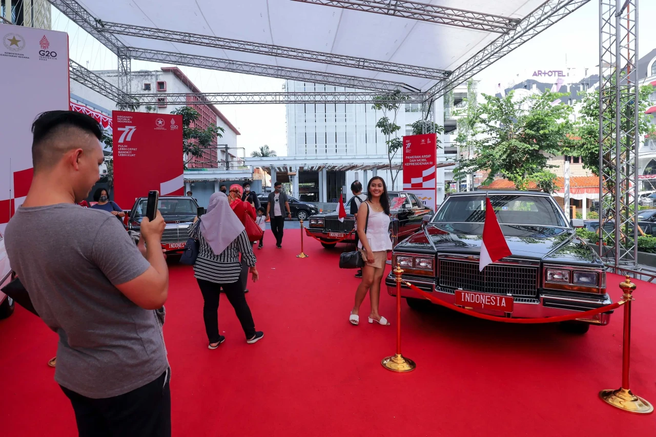 Melihat Pameran Arsip...