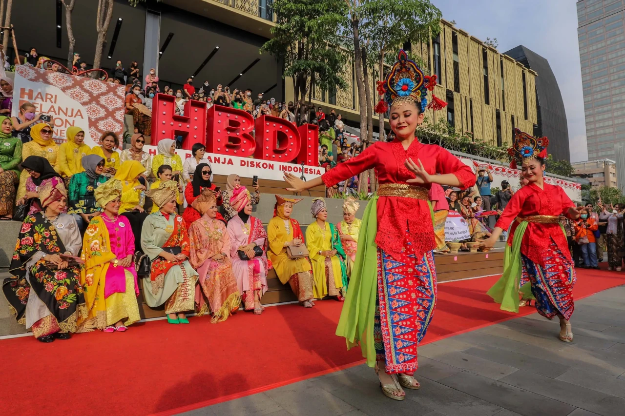 Kemeriahan Parade Kebaya...