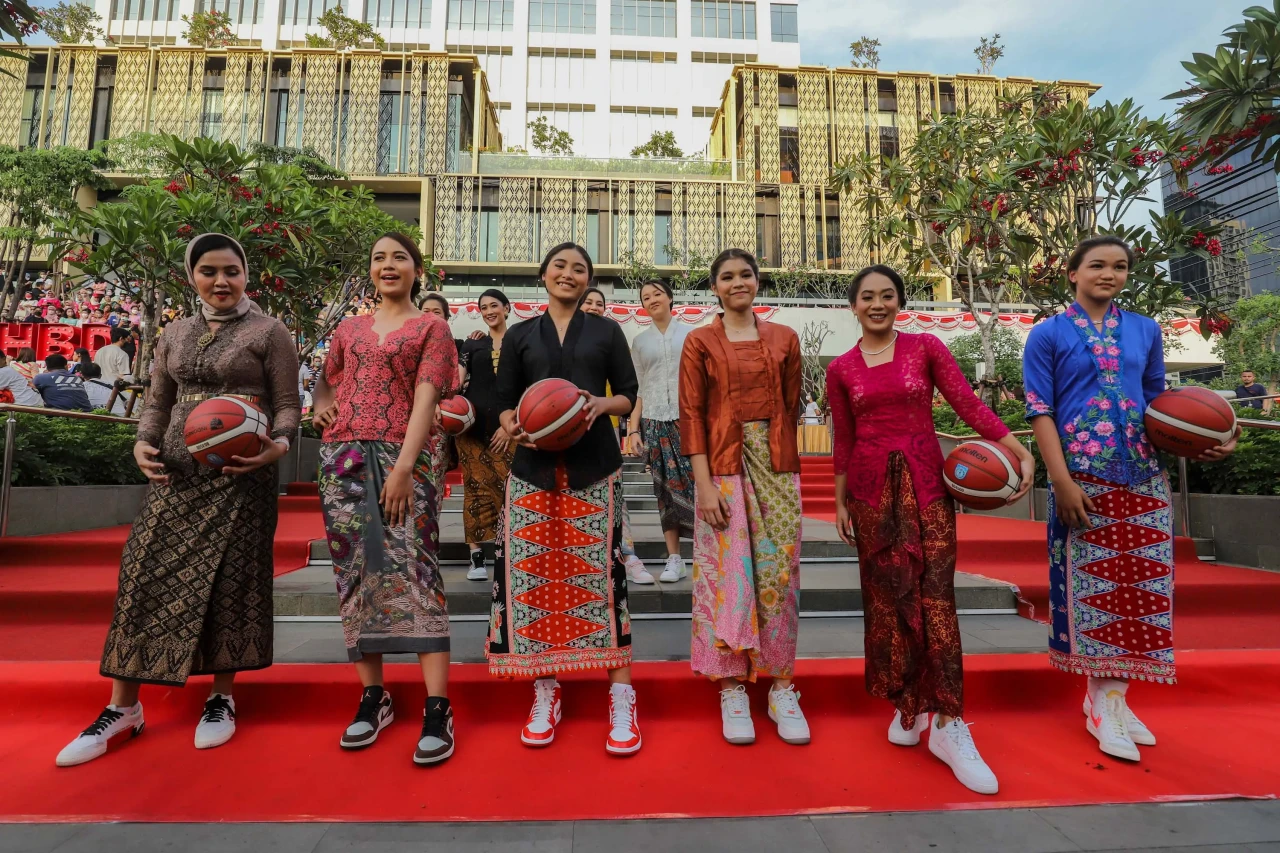 Kemeriahan Parade Kebaya...