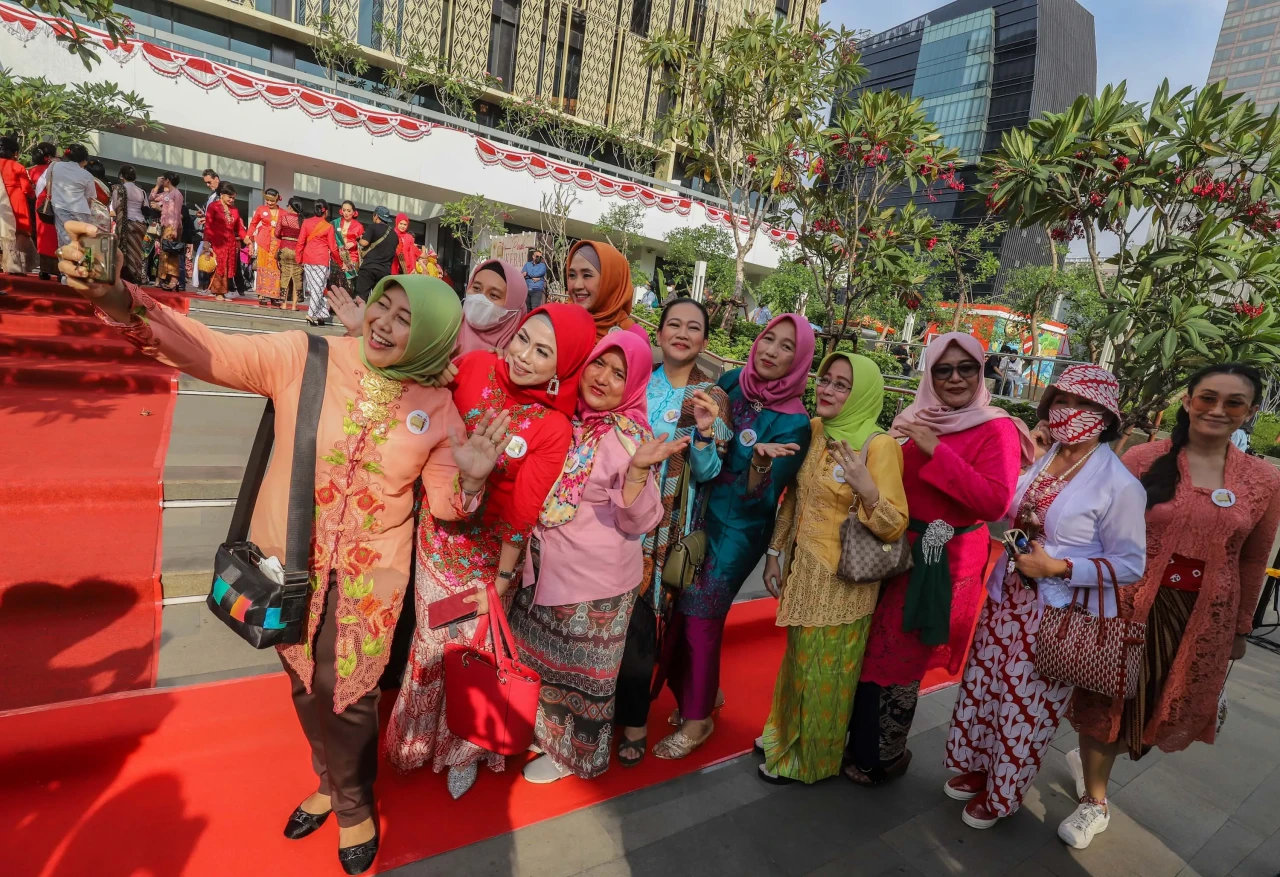 Kemeriahan Parade Kebaya...