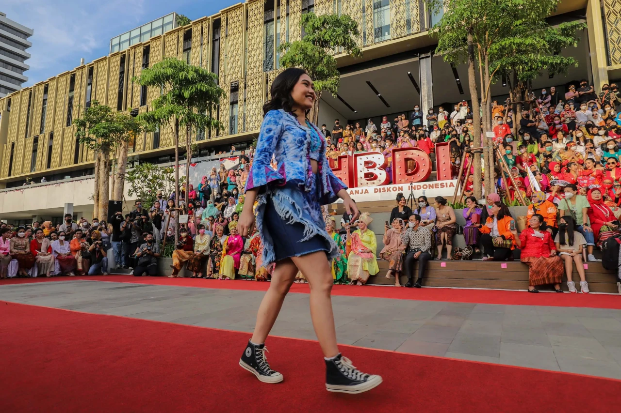 Kemeriahan Parade Kebaya...