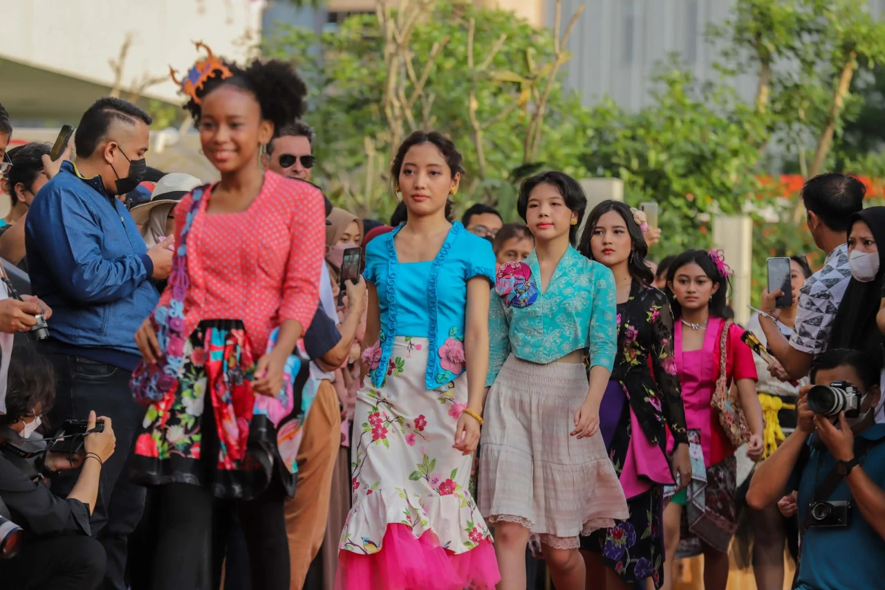Kemeriahan Parade Kebaya...