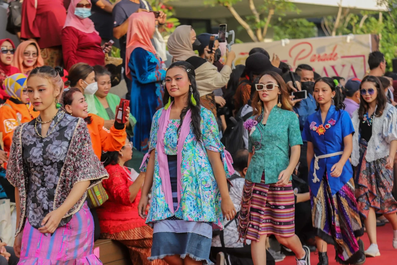Kemeriahan Parade Kebaya...