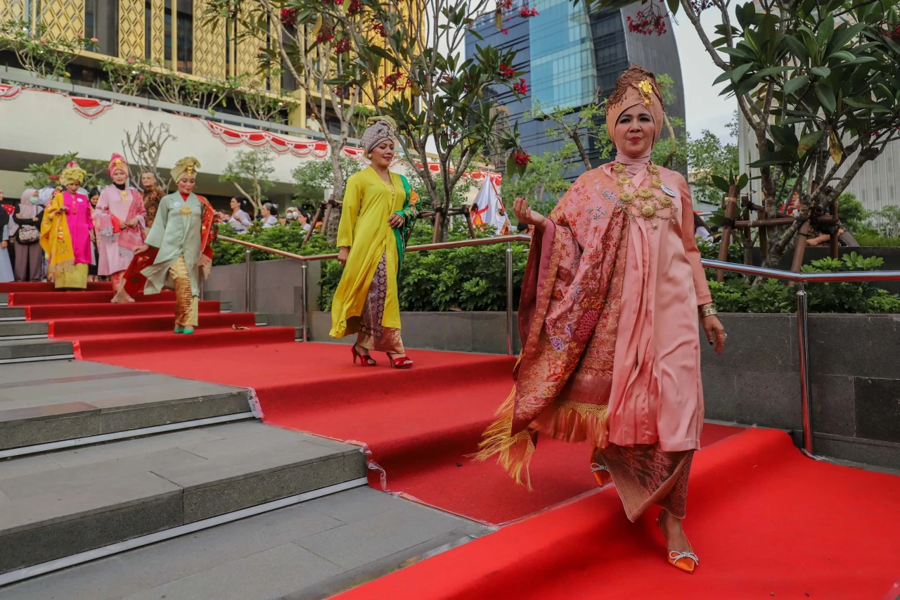 Kemeriahan Parade Kebaya...
