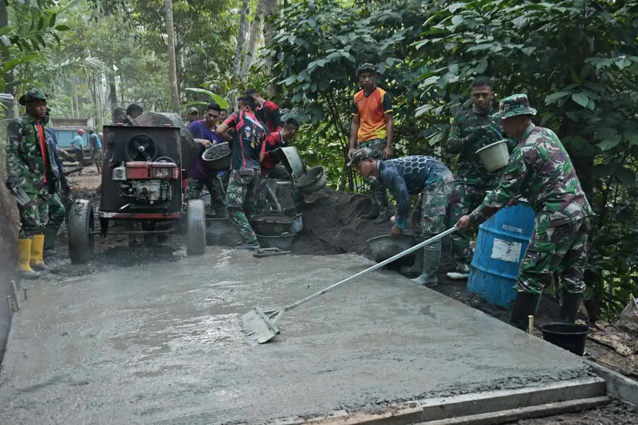 TNI AD Bangun Jalan...