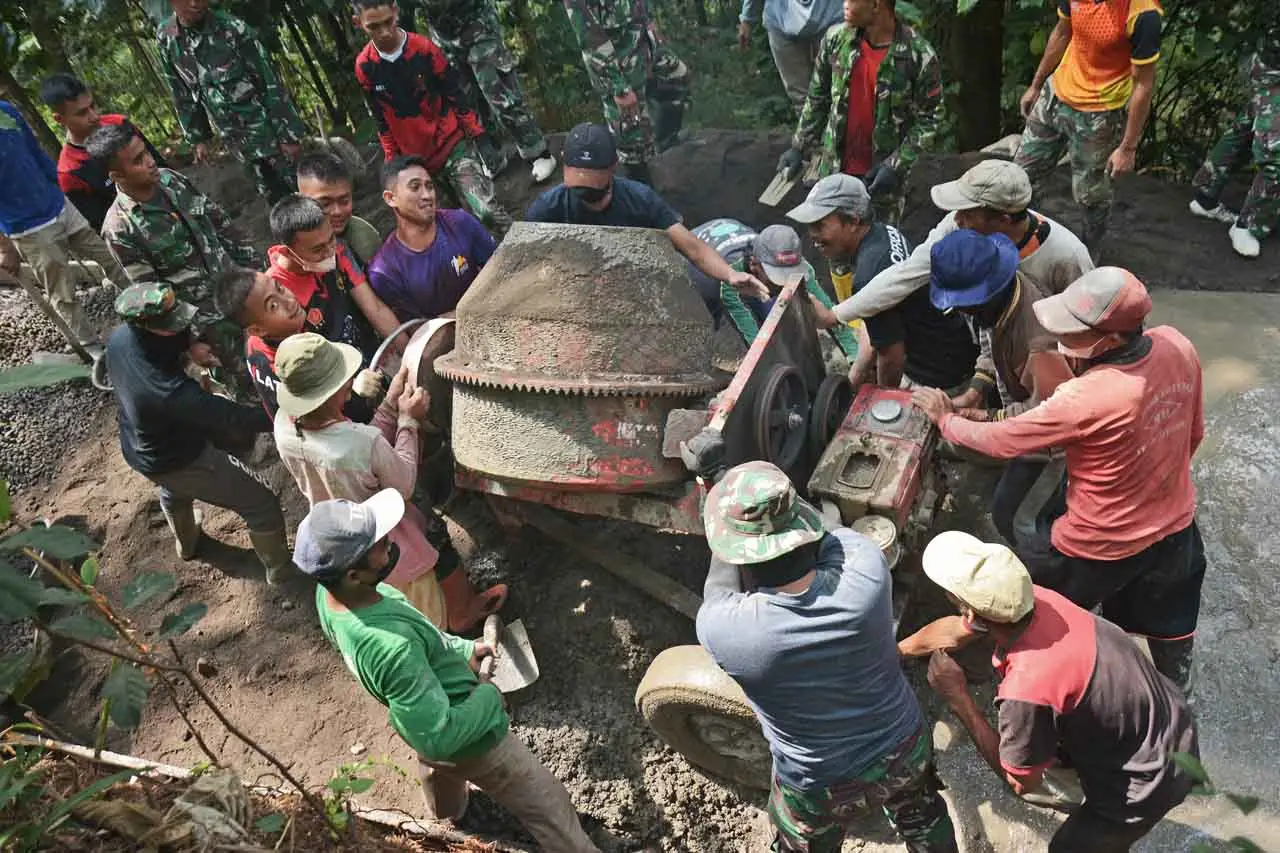 TNI AD Bangun Jalan...