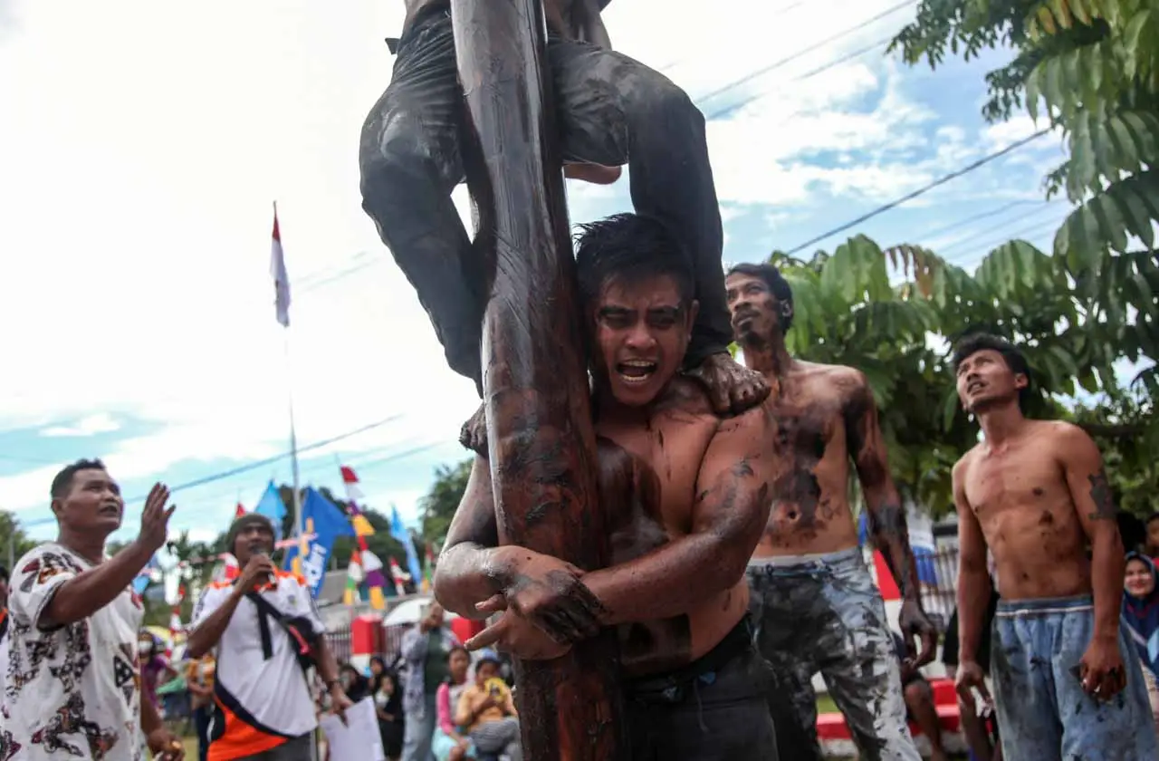 Lombat Panjat Pinang...