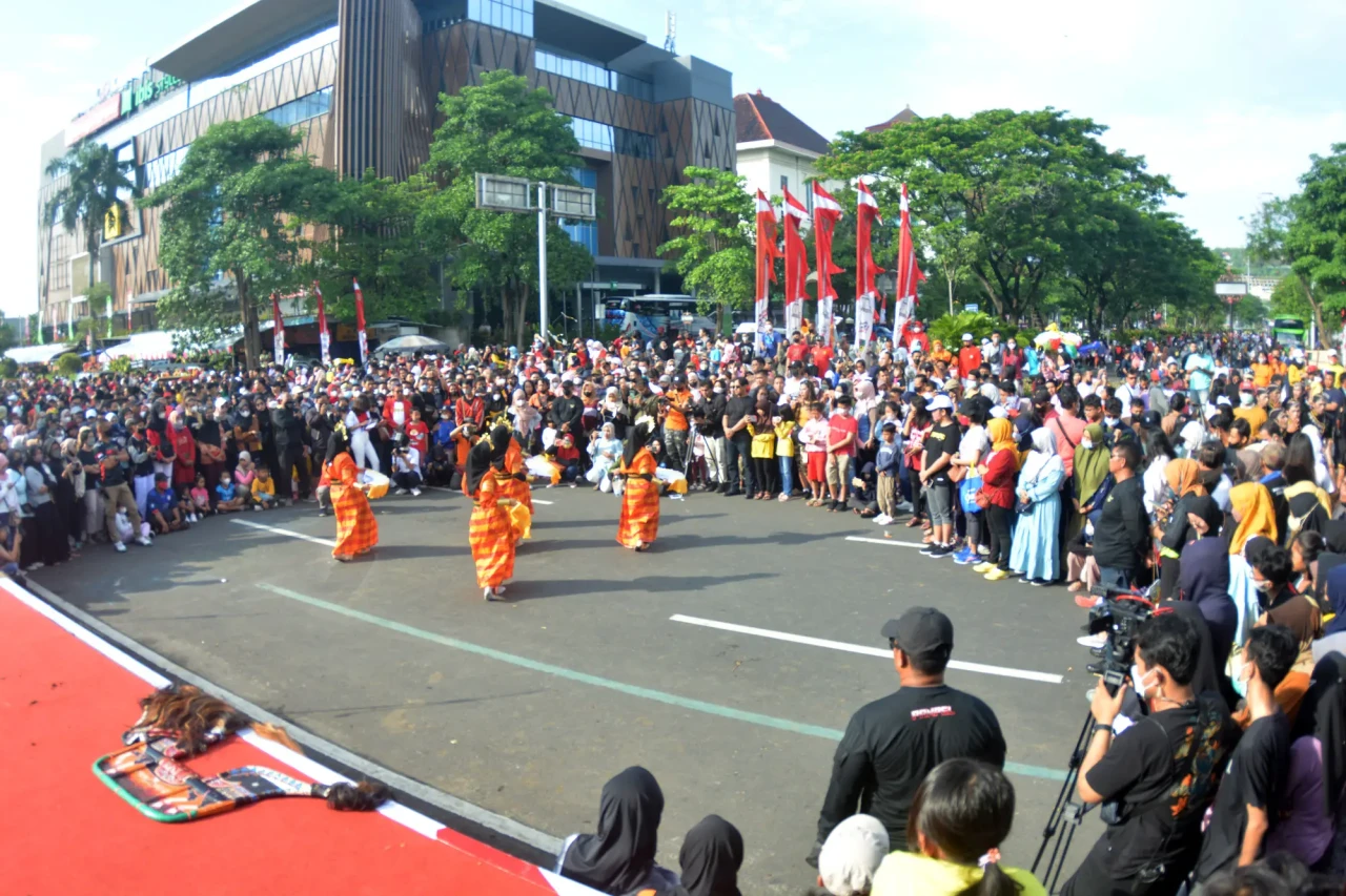 Ribuan Seniman Ramaikan...