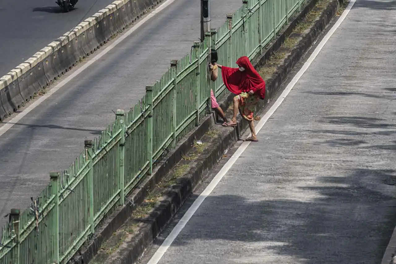 Pejalan Kaki Menyeberang...