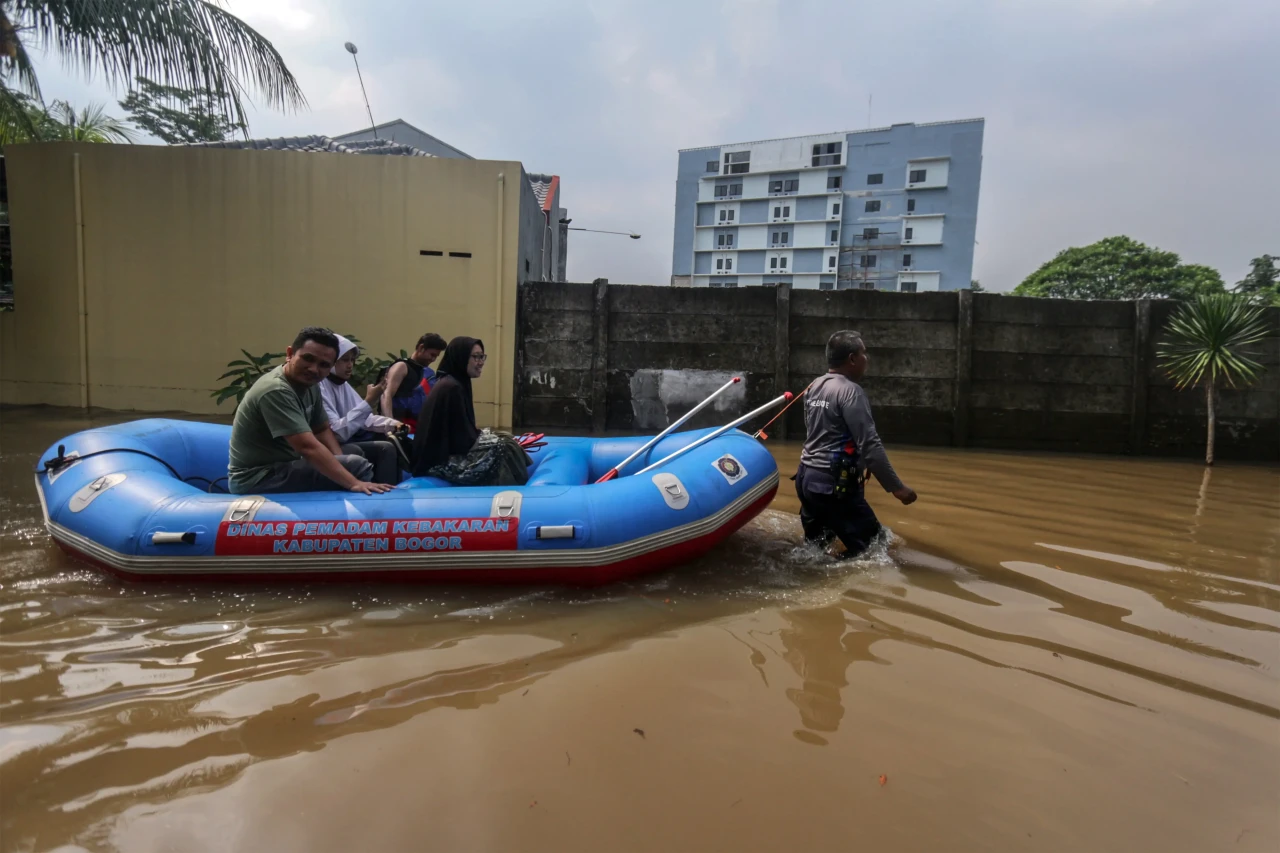 Banjir 1,5 Meter Rendam...