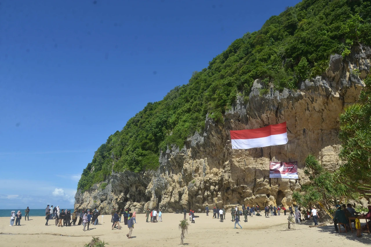 Pengibaran Bendera Raksasa...