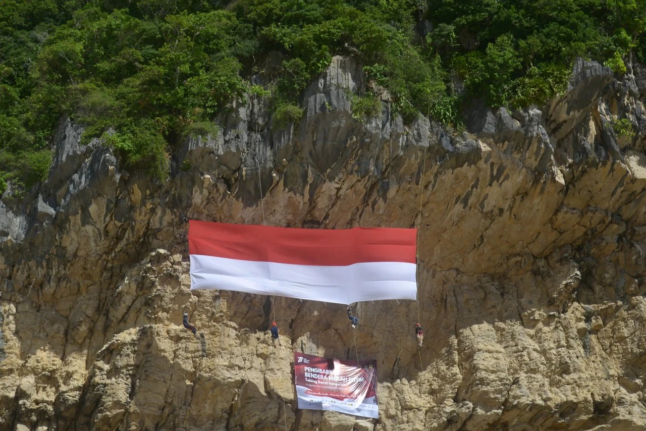 Pengibaran Bendera Raksasa...