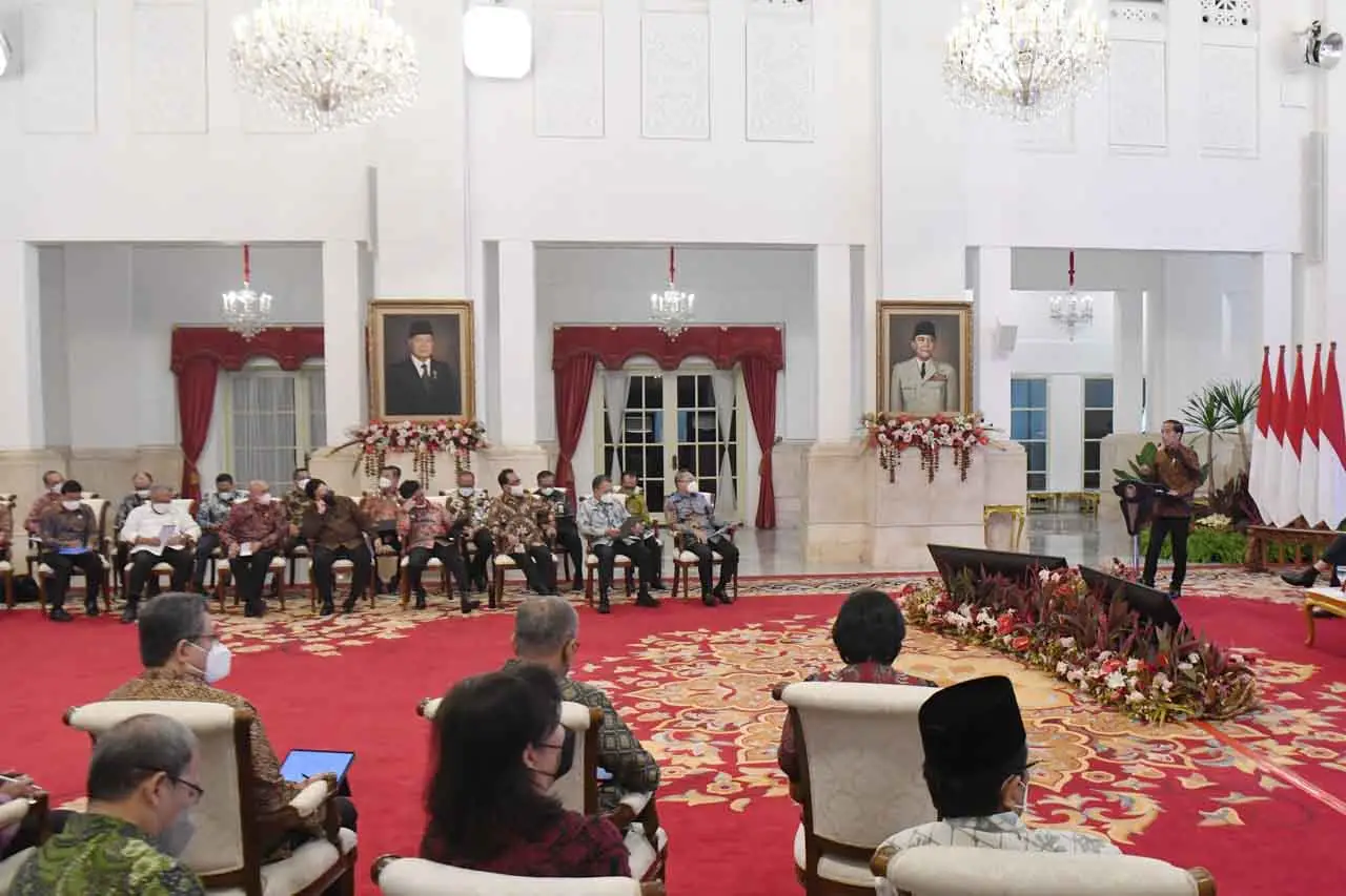 Jokowi Pimpin Rakornas...